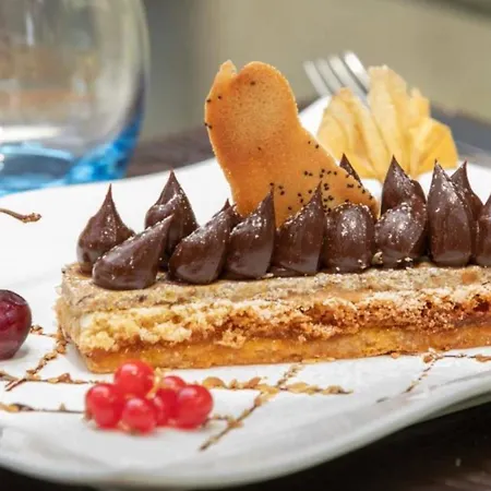 Lou Caleu Restaurant Le Rocher Des Abeilles Hotel Saint-Martin-de-Castillon