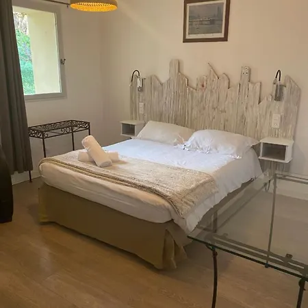 Lou Caleu Restaurant Le Rocher Des Abeilles Hotel 3*